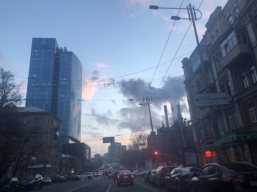 ЕПАМ обосновался возле фабрики в A Tower 101, но про чистоту воздуха не подумал.